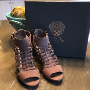 Vince Camuto size 7 Taupe leather sandal